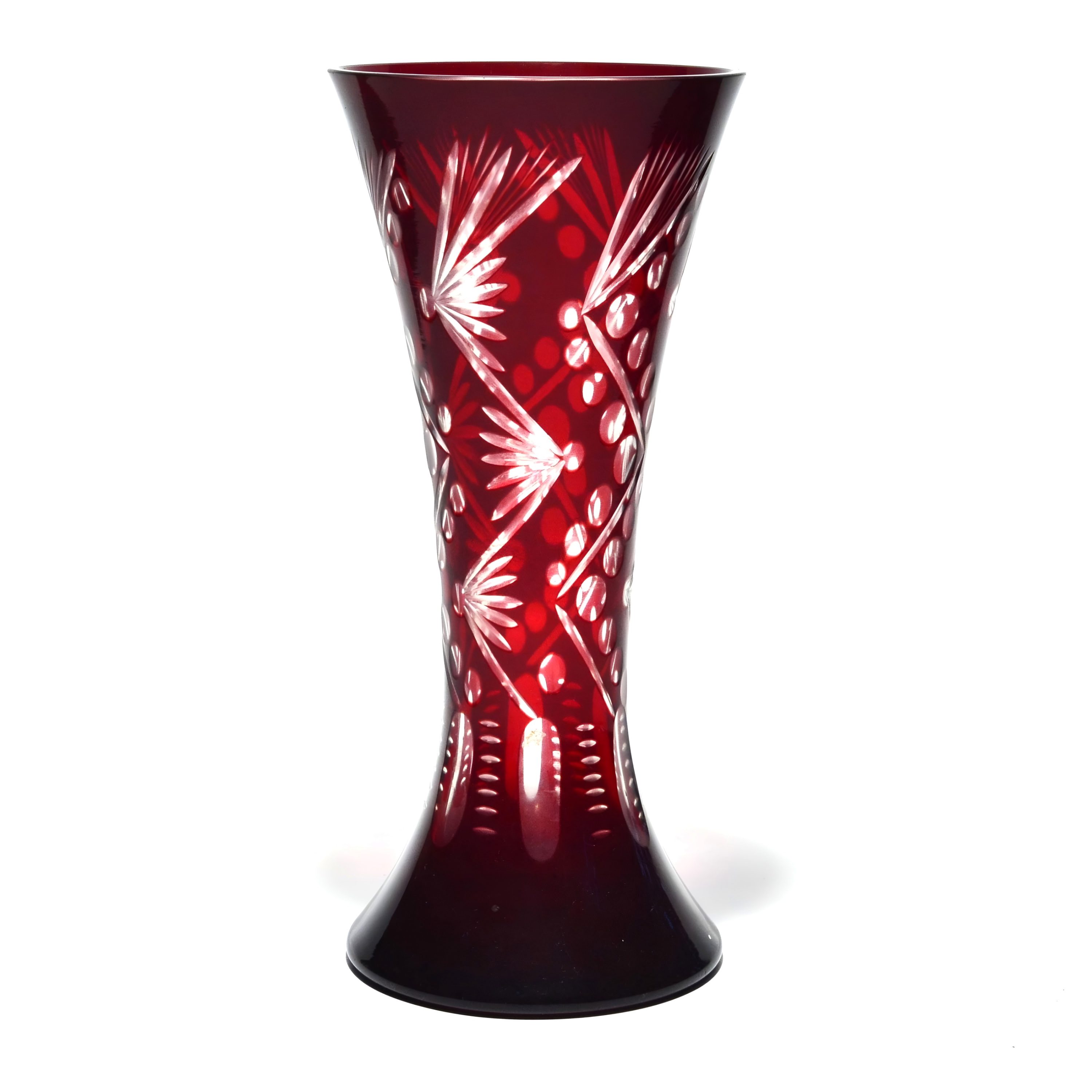 Böhmische Rote Schnittglas-Kristallvase, Handgefertigtes Vintage-Dekorationsstück, Eleganter Strahlen-Mittelpunkt, Sammlbares Wohnaccessoire